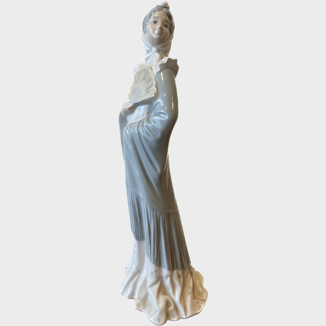 İspanyol Nao Lladro yelpazeli porselen Kadın heykeli