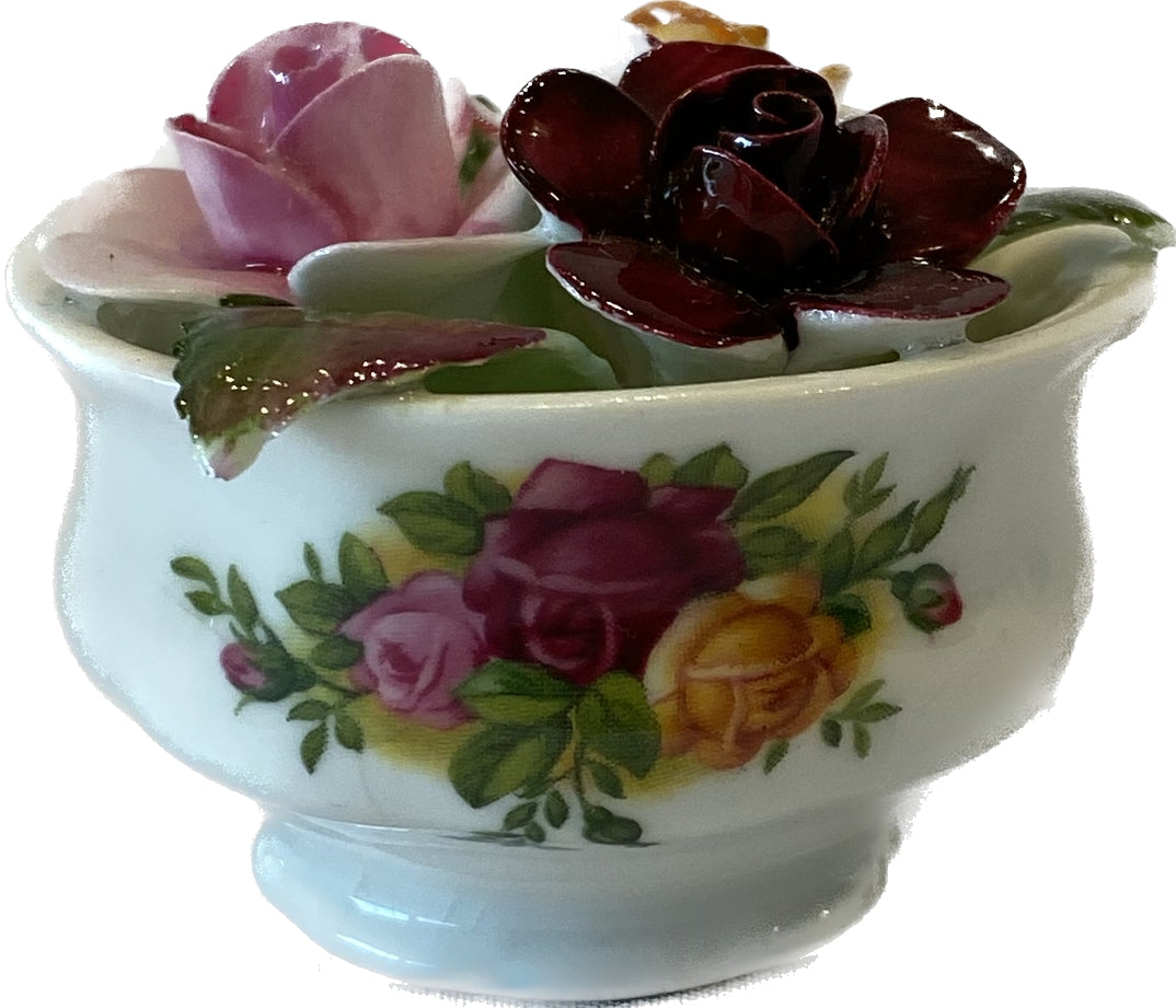 İngiliz Royal Albert old country roses set Çay Fincanı sunumluk ve capitone çiçekli sunumluk yanı porselen süs